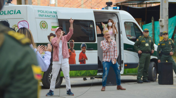 Comunidad del suroeste antioqueño disfrutó desde los balcones serenata de la policía