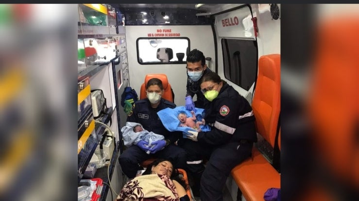 Los menores nacieron dentro de un ambulancia, rumbo a un hospital.