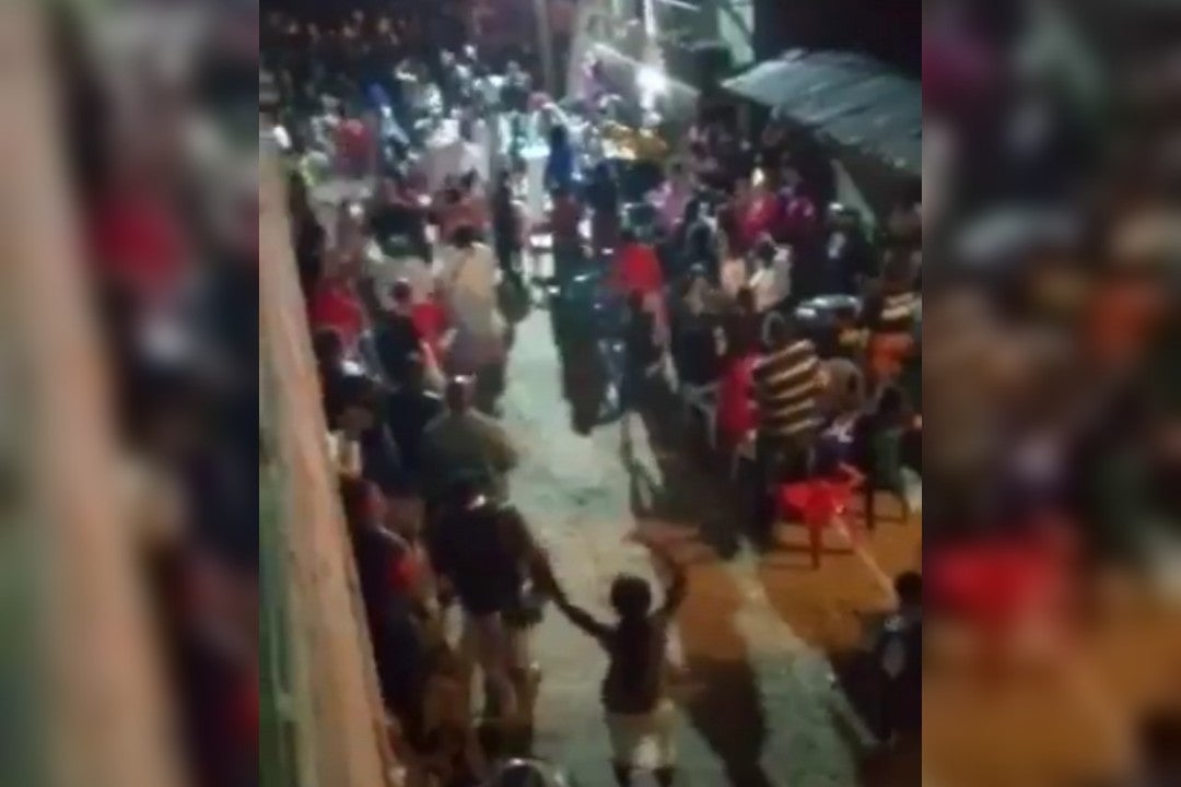 En toque de queda, pastor de la Policía disolvió “fiesta religiosa” en una calle de Bello