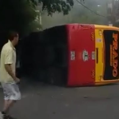 Volcamiento de un bus dejó tres personas lesionadas en Medellín