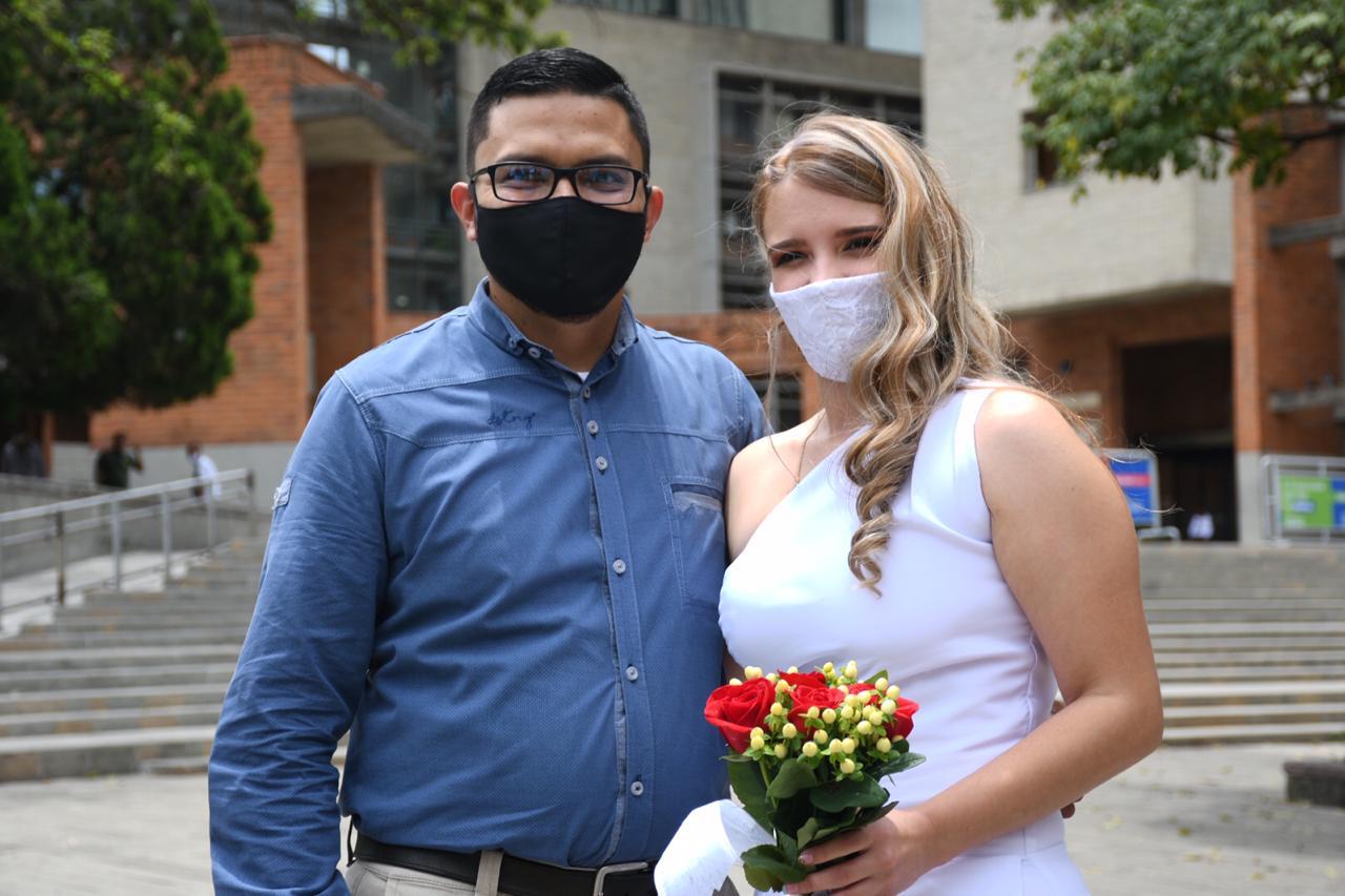 Novios se casan en Itagüí, Antioquia.