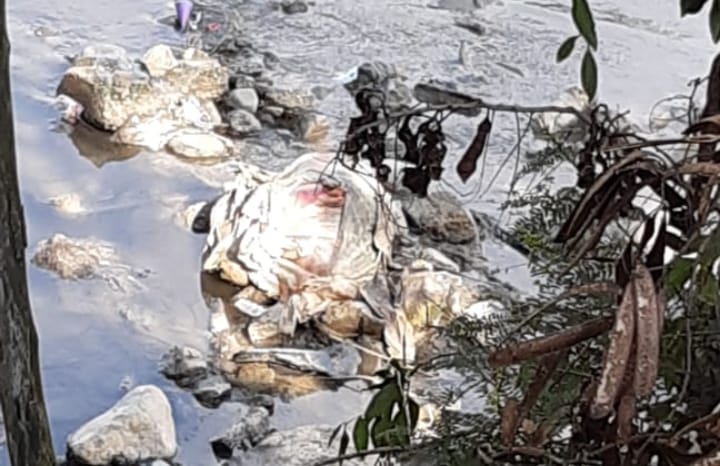 Hallan cadáver de un hombre metido en un costal en el río Medellín