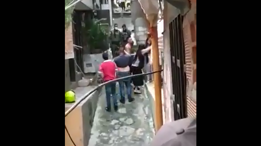 Un menor de edad, al parecer, estaba siendo maltratado. Un uniformado quedó lesionado.