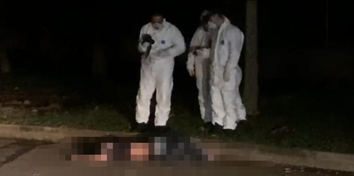 Desde un carro arrojan cadáver metido en bolsas en el barrio Aranjuez de Medellín