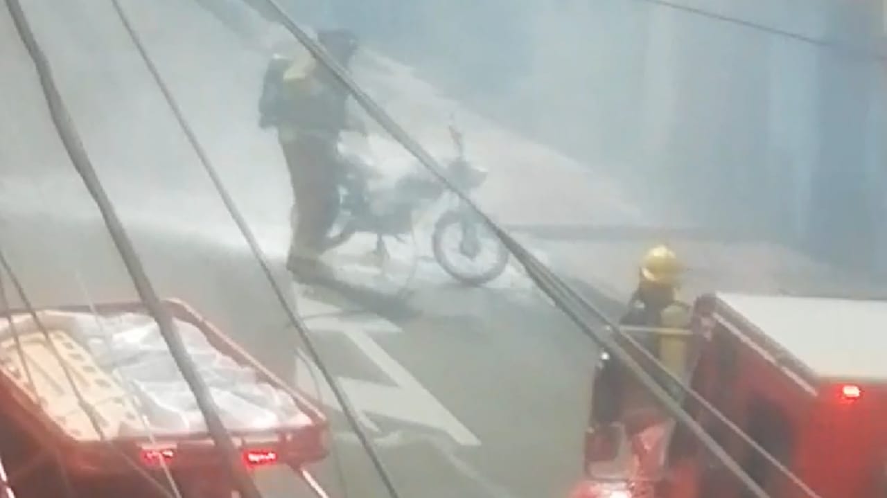 Al parecer, el dueño del automotor la incendió por ganarse un comparendo.