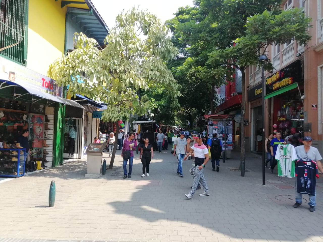 Más de 900 comercios de Medellín , que cumplen con los protocolos de bioseguridad, reabrieron sus puertas