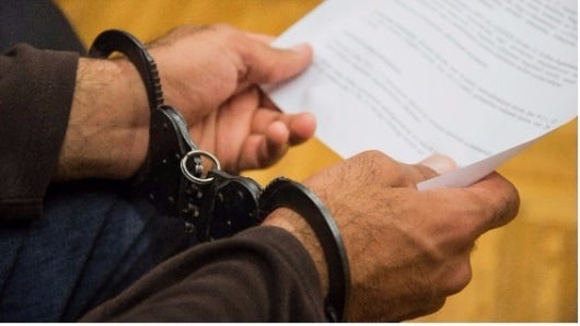 Líder comunal de Medellín conducía un carro, al parecer, con licencia falsa y fue detenido por la Policía