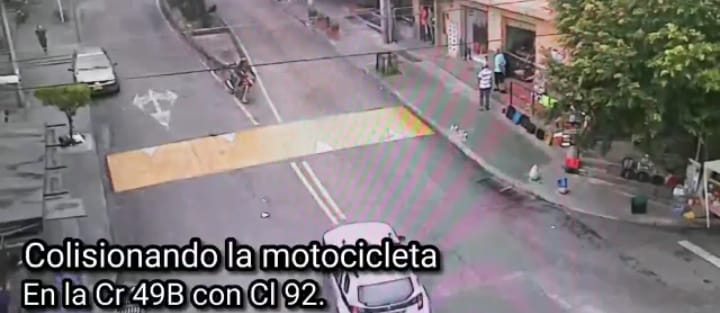 Una cámara de seguridad pilló a joven de 17 años cuando hurtaba una moto en Medellín
