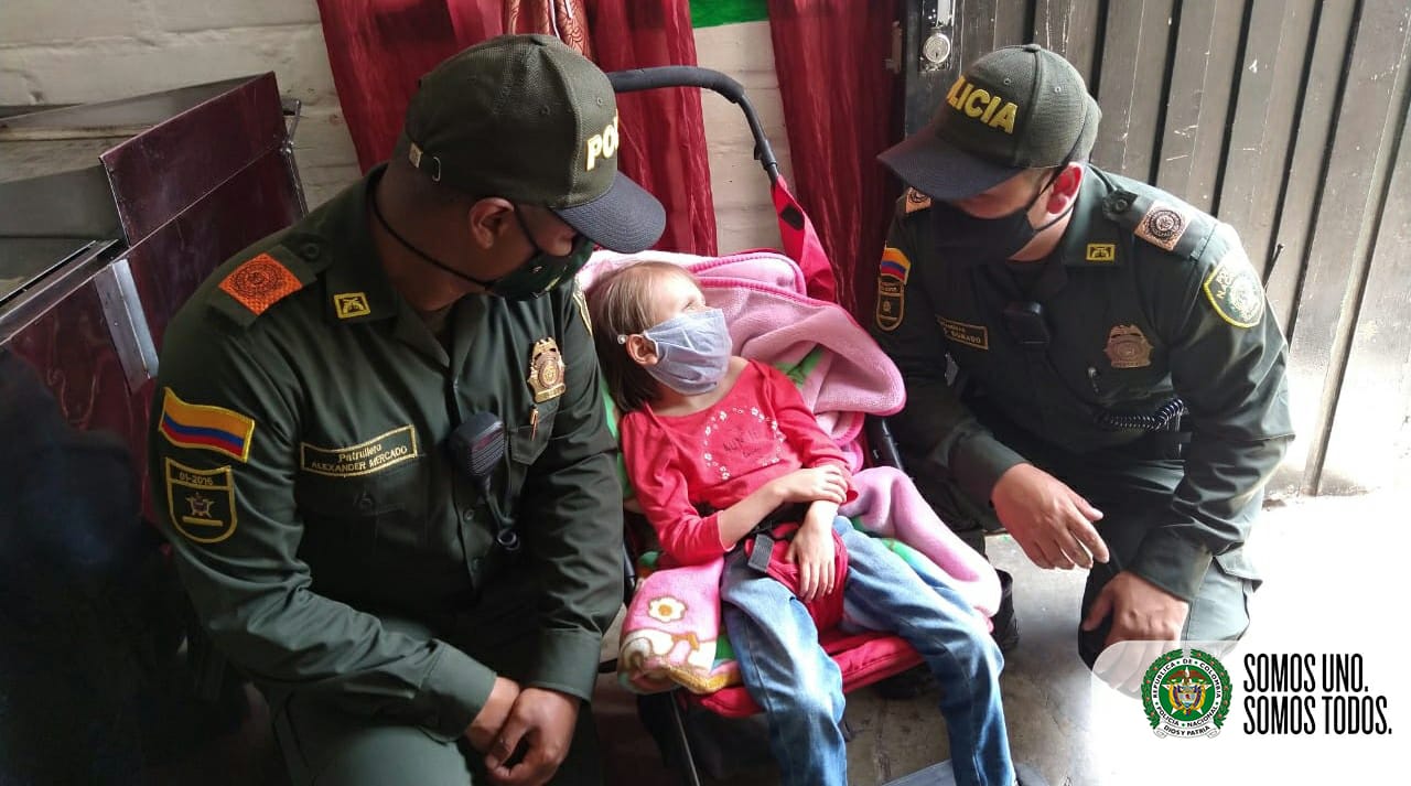 Policía de Medellín entregó ayudas a familia de niña con parálisis cerebral