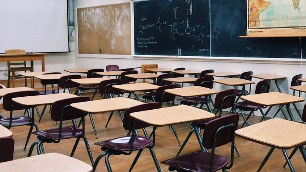 Colegios públicos de Medellín no volverán a clases presenciales este año