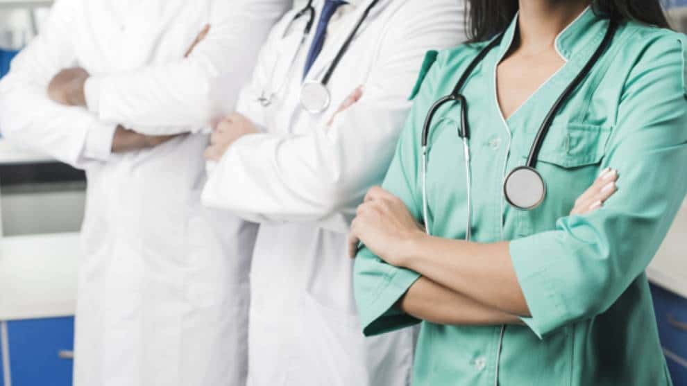 Quedó libre pareja que agredió a dos médicos en Medellín