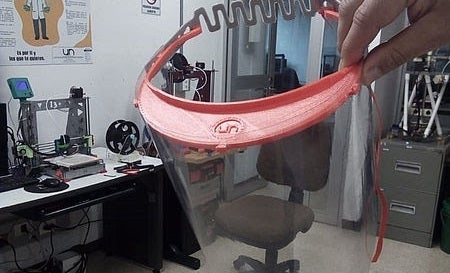 Caretas antifluidos al personal médico.