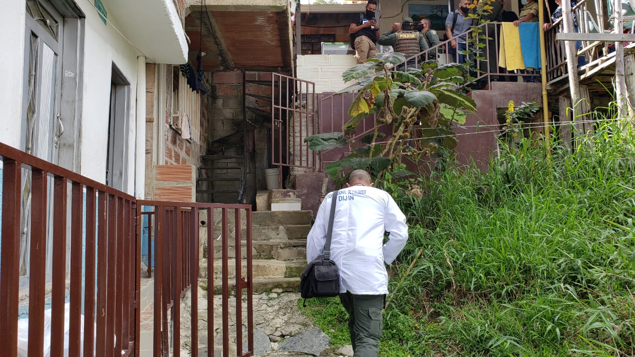 La víctima falleció producto de varias puñaladas.