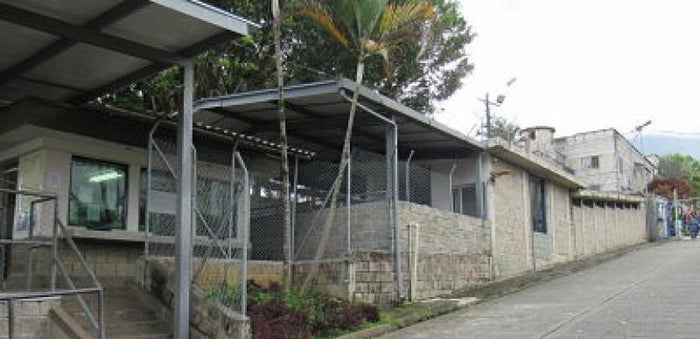 Este es el primer deceso de un contagiado en el penal, donde hay un brote con más de 300 casos.