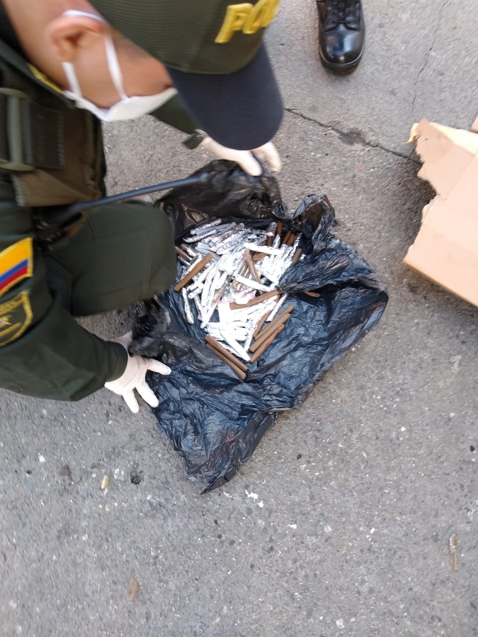 En el corazón del centro de Medellín encuentran droga, licor adulterado y armas blancas