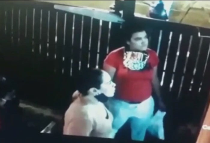 Mujer escupe a guardia de seguridad que le pidió usar tapabocas