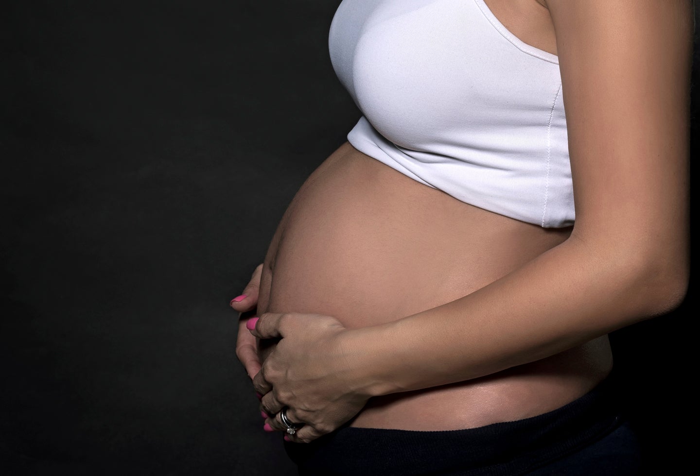 Niña de 12 años que fue violada, da a luz a mellizos tras negarle un aborto