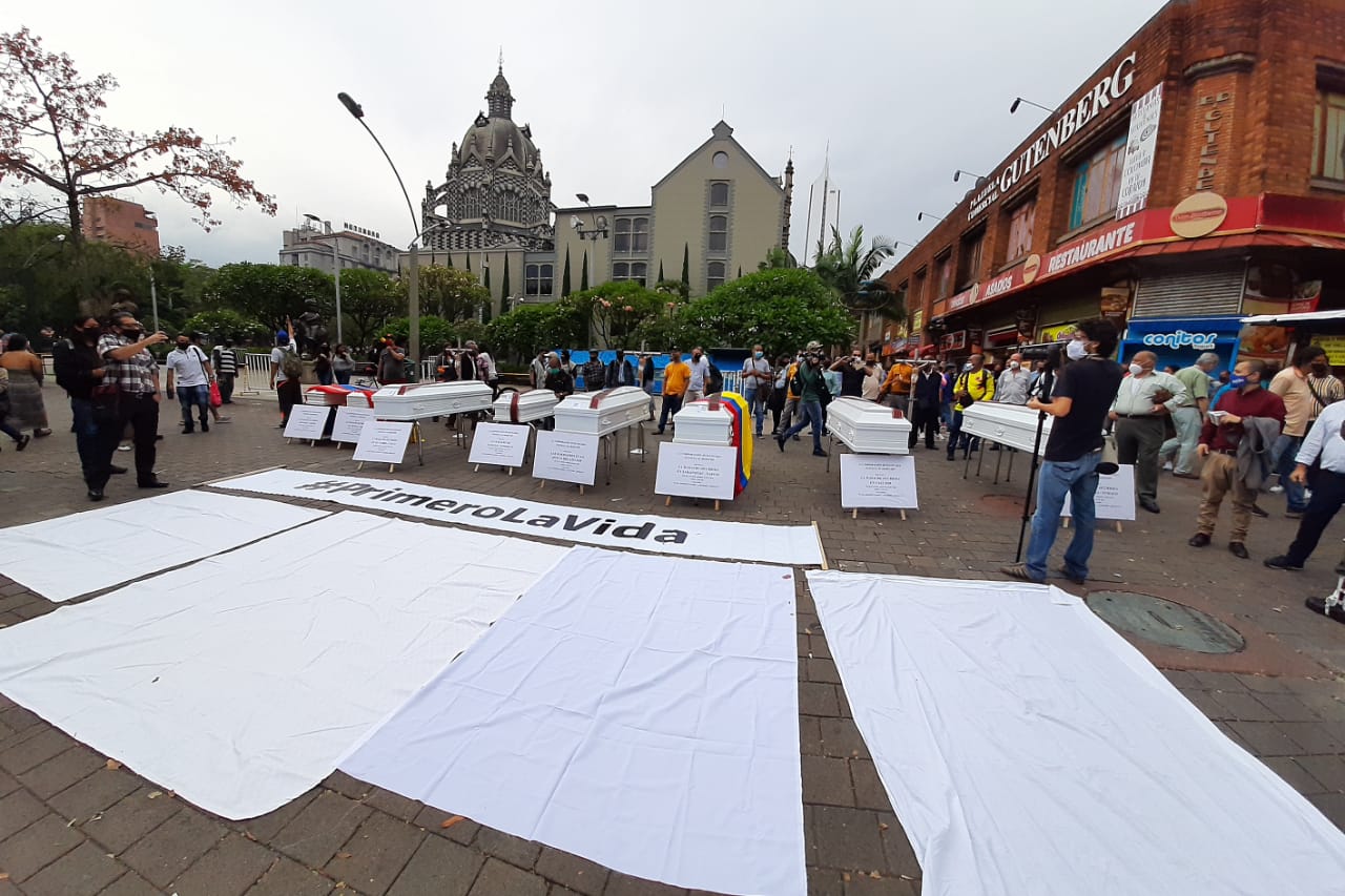 Entierro simbólico en Medellín para rechazar las masacres en el país