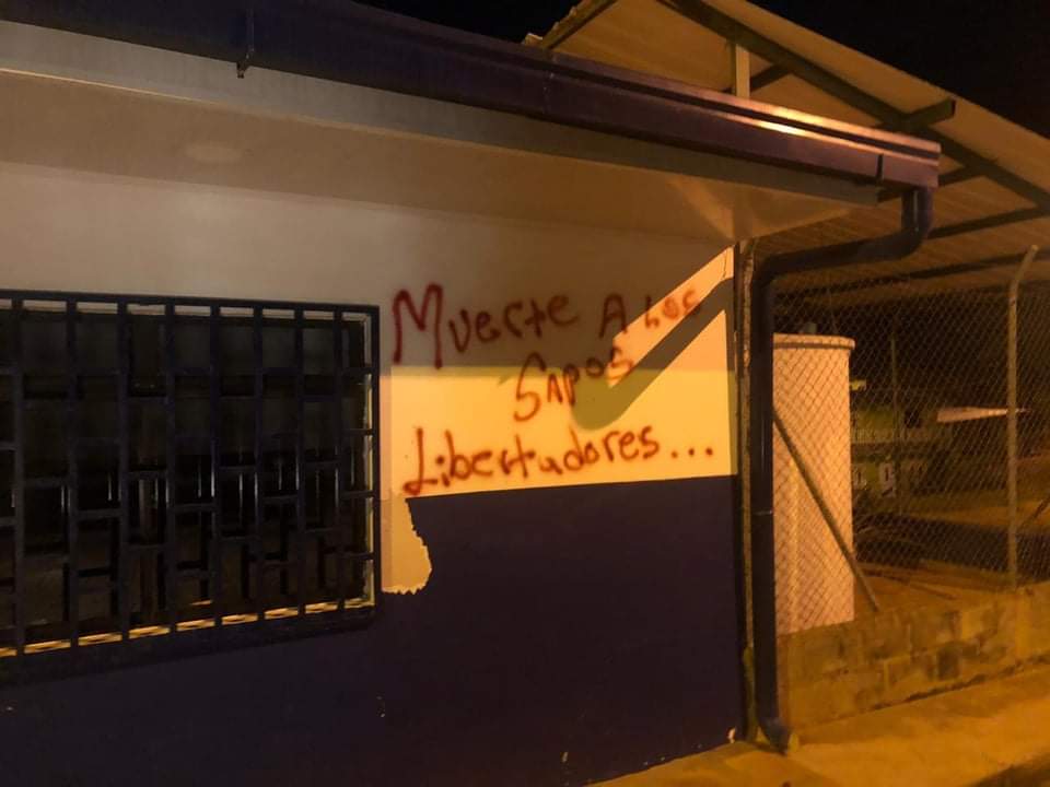 Hombres armados pintan grafitis de las AGC en viviendas de Segovia, Antioquia