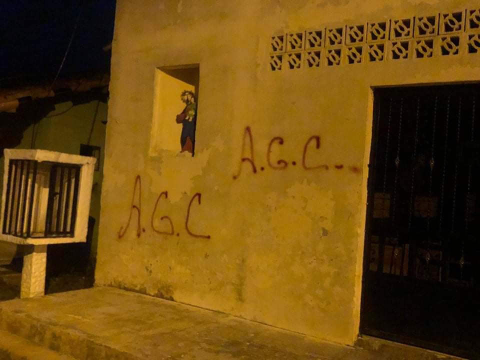 Hombres armados pintan grafitis de las AGC en viviendas de Segovia, Antioquia