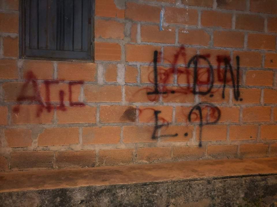 Hombres armados pintan grafitis de las AGC en viviendas de Segovia, Antioquia