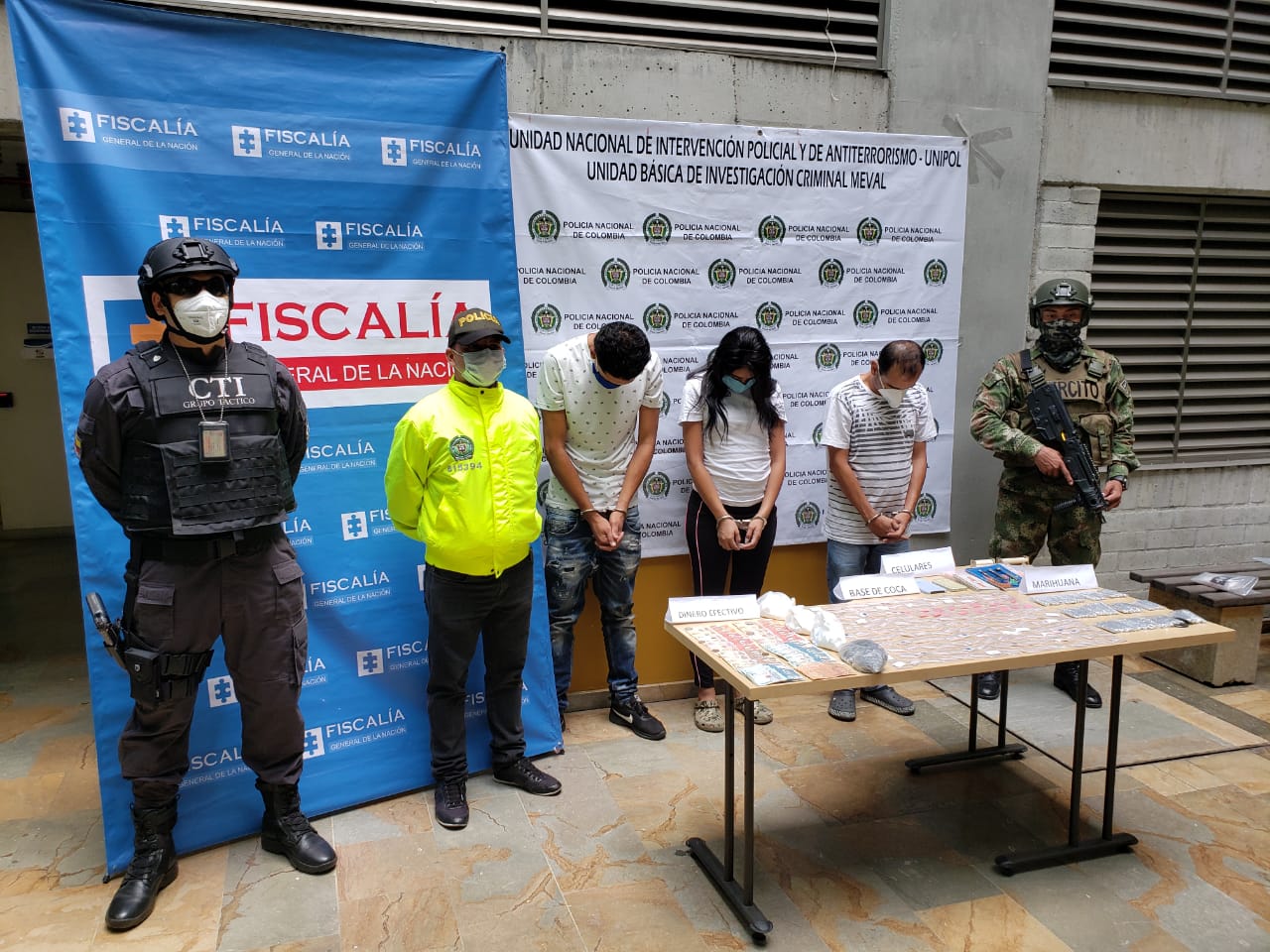 Entre los presuntos delincuentes hay una mujer en embarazo, quien quedó con detención domiciliaria.