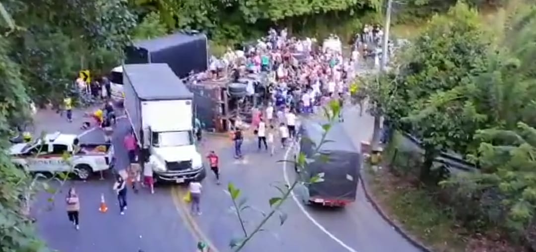 Más de 400 personas saquearon vehículo con productos de aseo en el suroeste de Antioquia