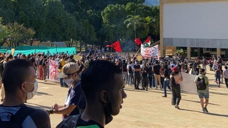 ¡Atención! Manifestación del Parque de Los Pies Descalzos obliga a cierre viales en Medellín