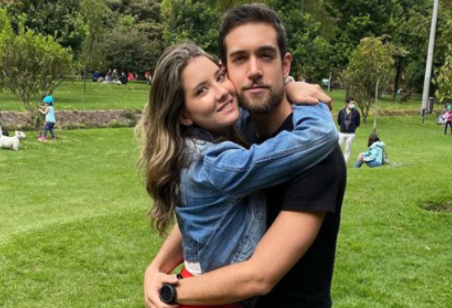 Daniella Álvarez y su novio