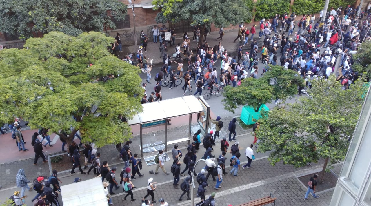 300 personas participan en las marchas