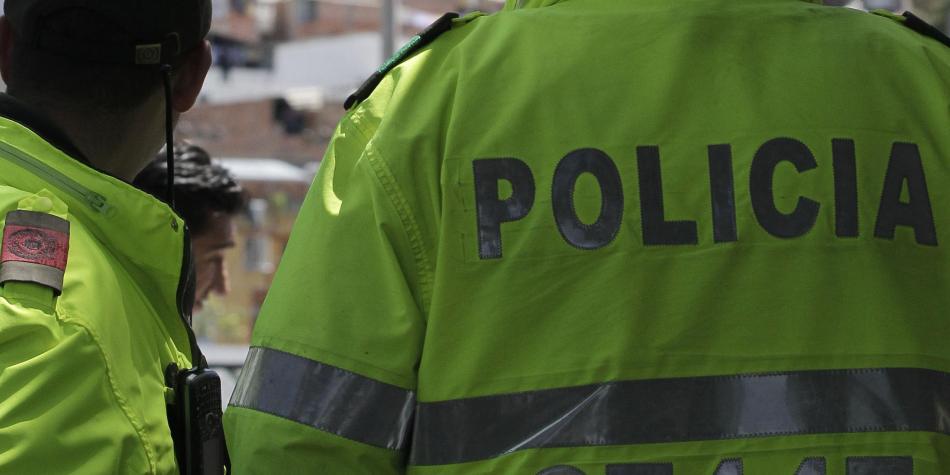 Durante este procedimiento los uniformados habrían hurtado las pertenencias de una mujer.