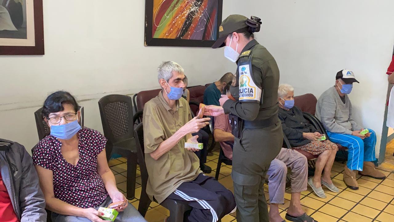 La policía aduanera entregó mercados a 20 adultos mayores de Medellín