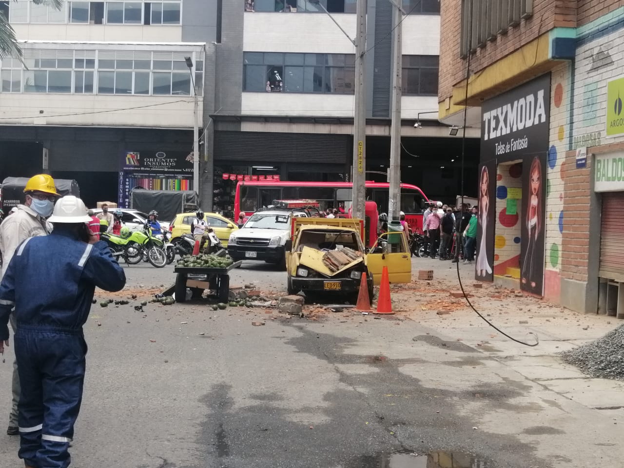 Dos personas lesionadas dejó caída de muro, ocasionado por un carro en un parqueadero en el centro de Medellín