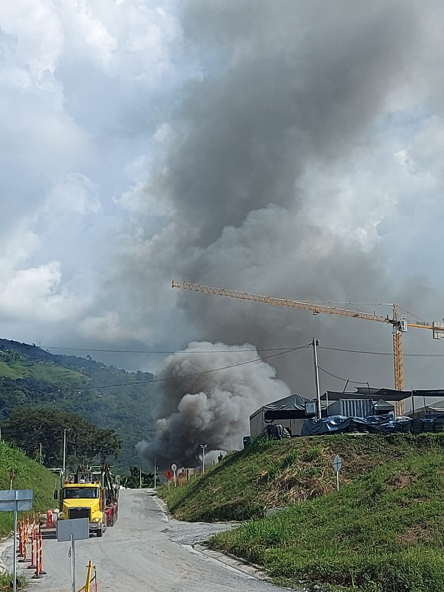 Bomberos atienden incendio en las oficinas de Devimar en San Jerónimo, Antioquia