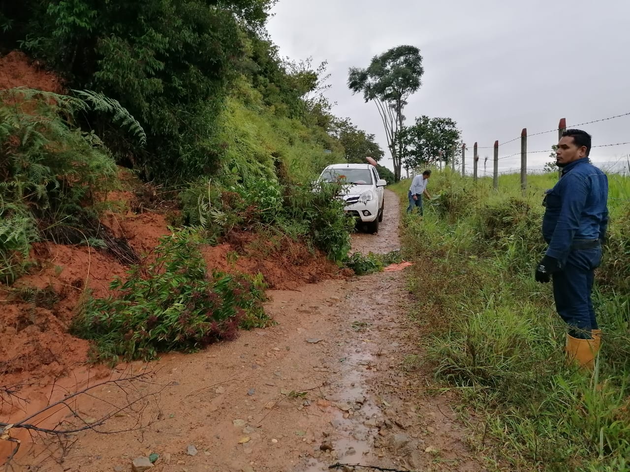 Las vías quedaron obstruídas por el lodo y la tierra.