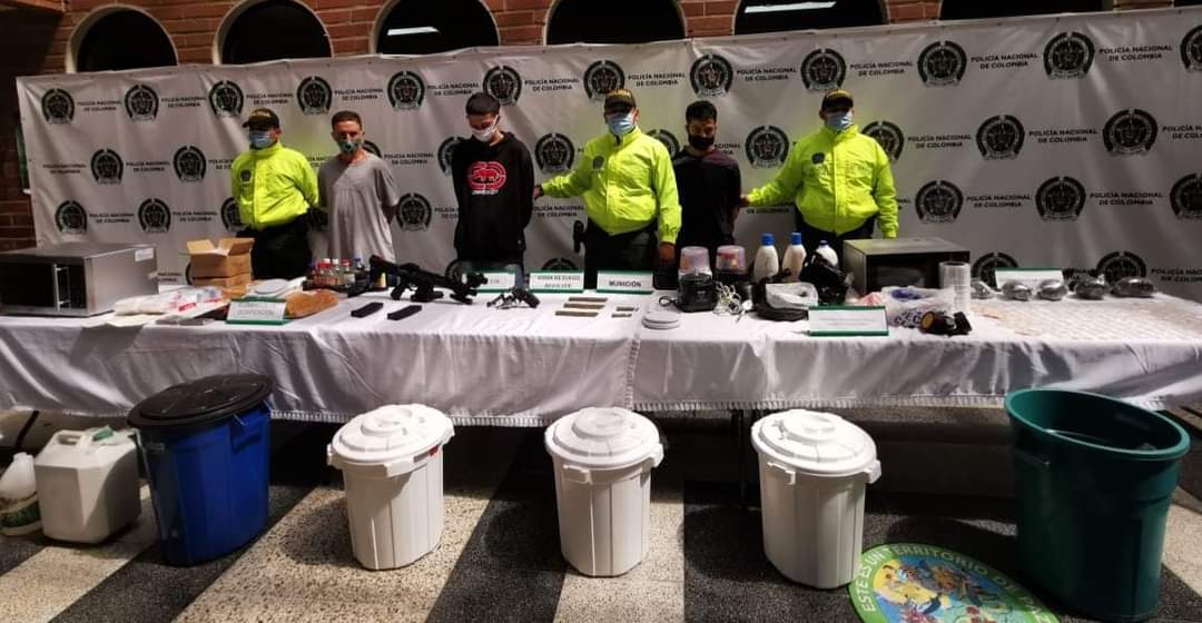 En su poder les fueron incautados un fusil, un revólver, abundante munición y sustancias estupefacientes.