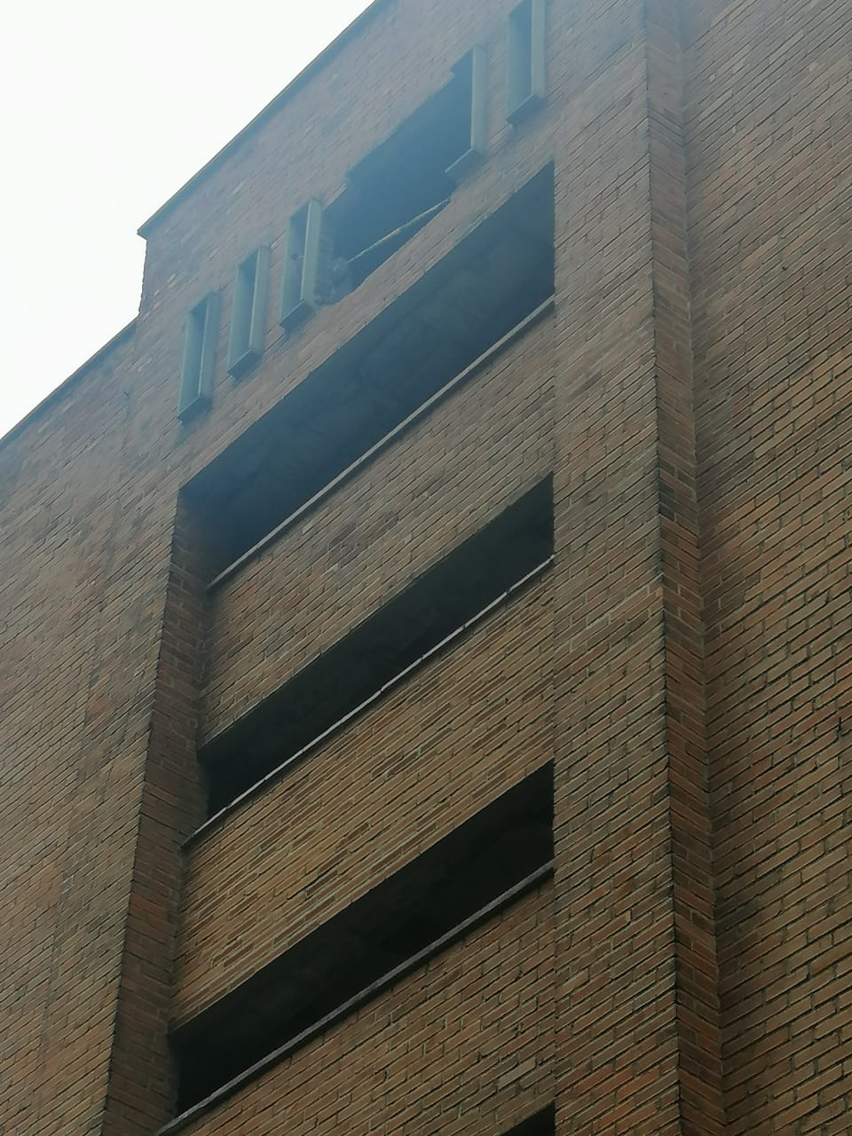 Dos personas lesionadas dejó caída de muro, ocasionado por un carro en un parqueadero en el centro de Medellín