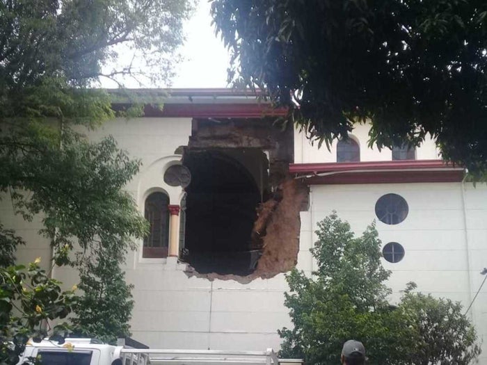 Colapso de parte de un muro de la Iglesia de La América en Medellín.