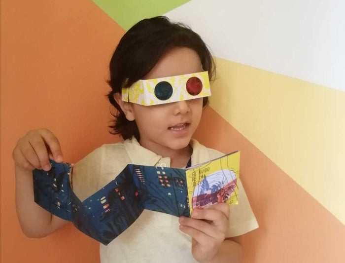 Niños de hospitales reciben un libro en Medellín.