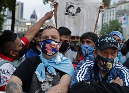 Seguidores de Maradona esperan en la Plaza de Mayo para el velorio del futbolista.