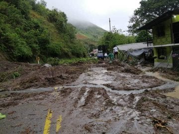 La remoción de escombros se ha dificultado por las lluvias.