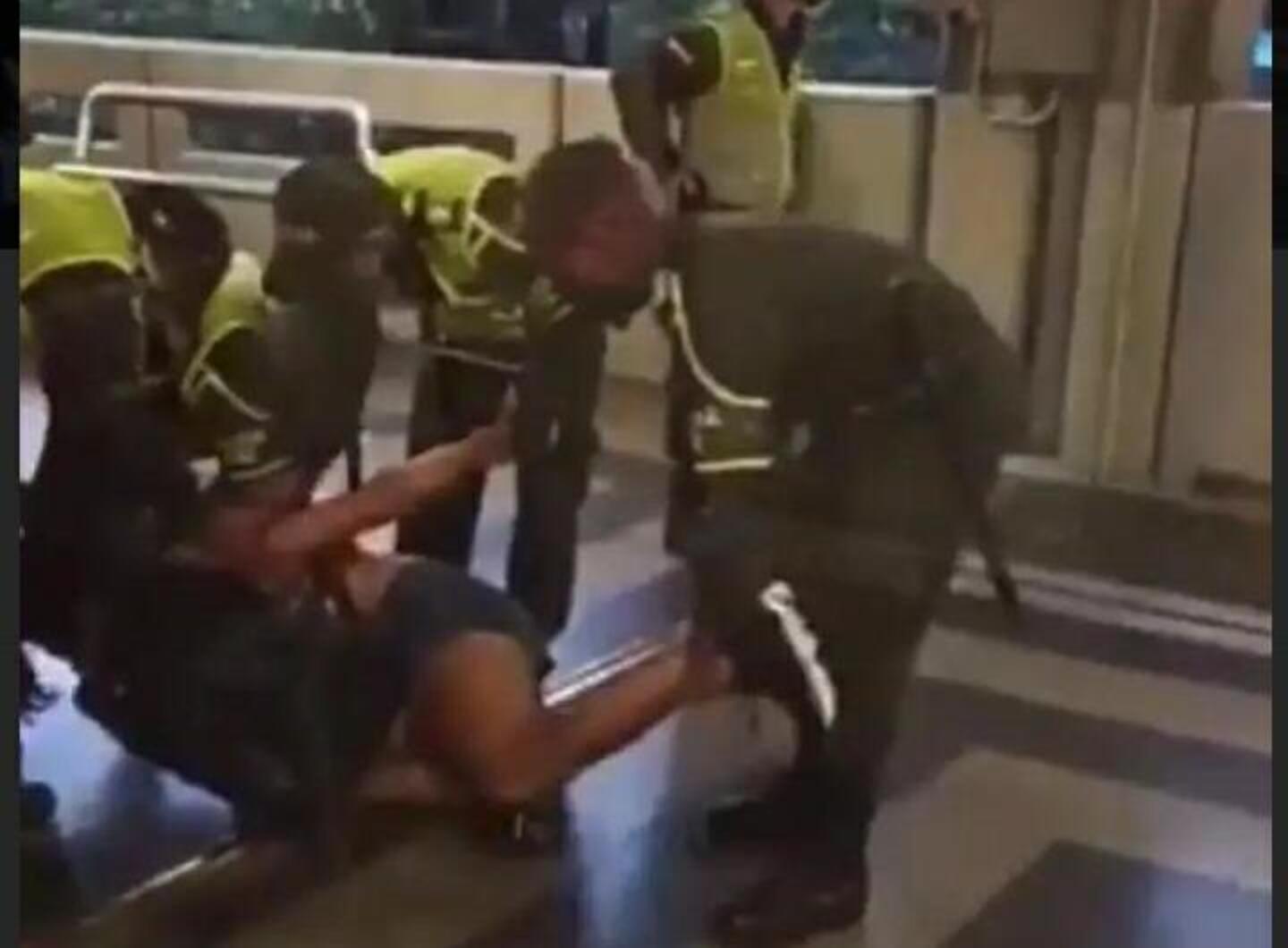 Momento en el que es sacada la mujer del vagón.