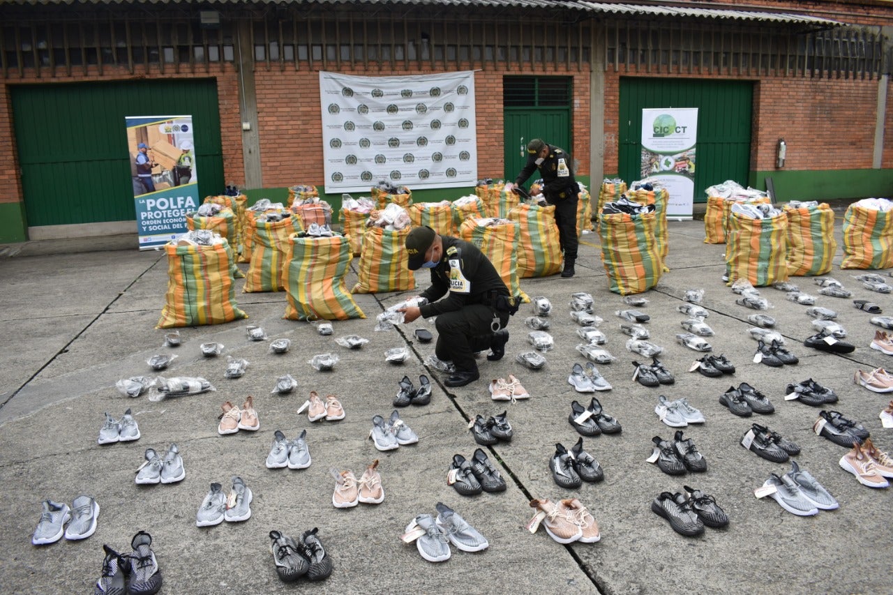 Cogieron a contrabandista con más de cinco mil pares de tenis en el centro de Medellín