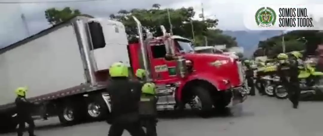 [Video] Persecución de película en Medellín, robaron un camión cargado con $300 millones en licor