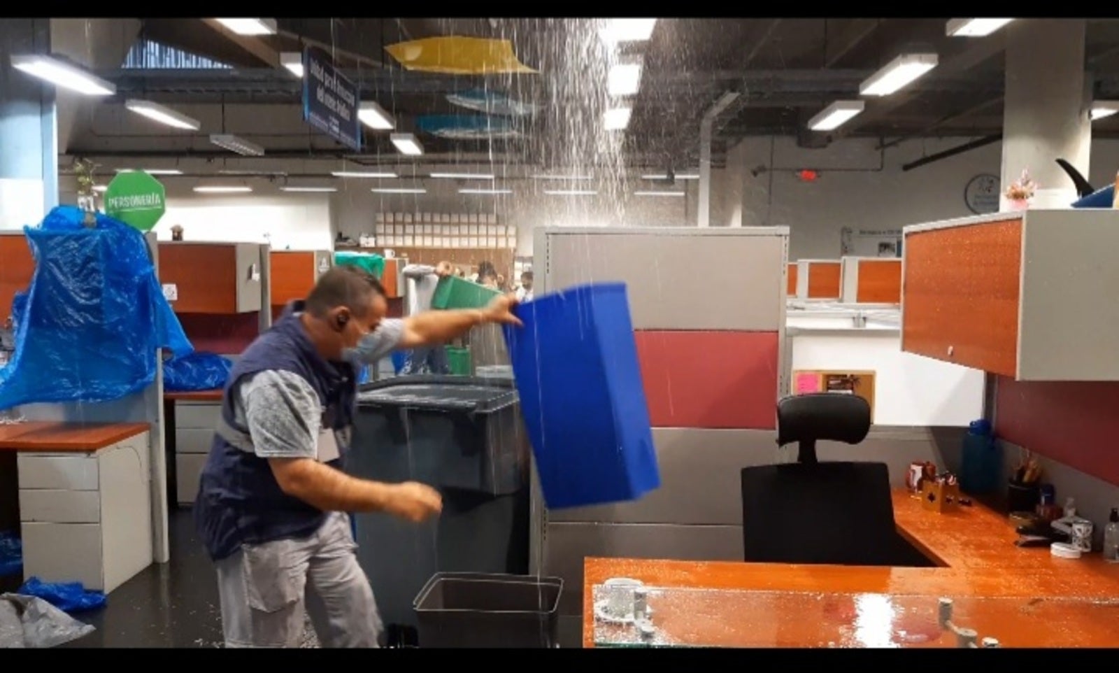 Así fueron las inundaciones en la sede de la Personería de Medellín.