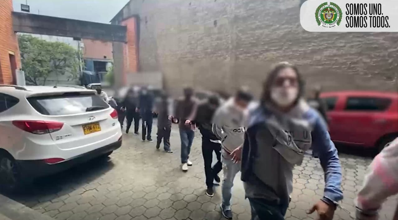 Estas personas eran buscadas por homicidio, desplazamiento forzado y otros delitos.