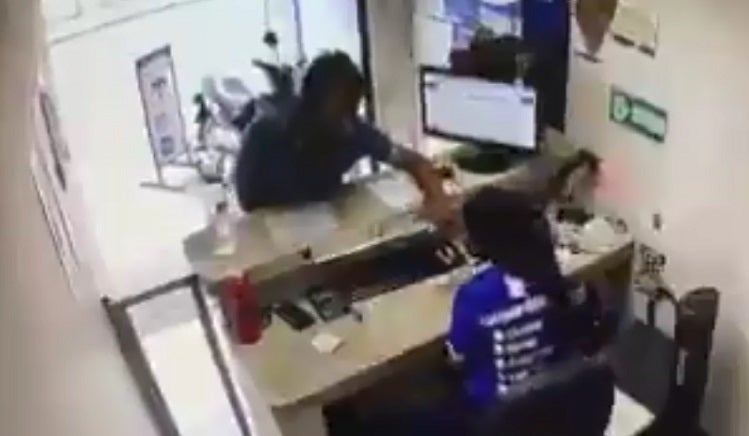 Atacan a empleada de local de giros