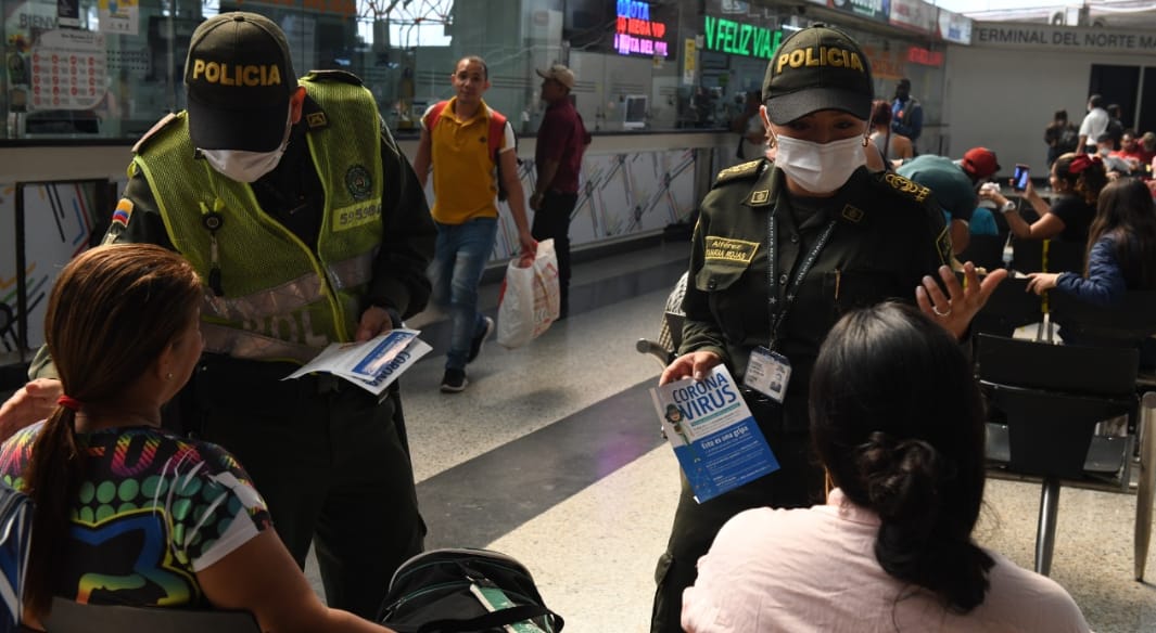 Policía de Medellín dicta clases a ciudadanos indisciplinados con el distanciamiento social