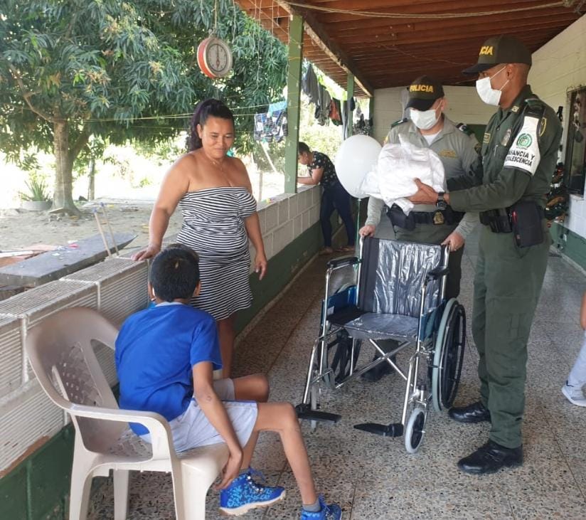 Con esta silla de ruedas, Kevin podrá desplazarse con mayor facilidad para los controles y citas médicas.
