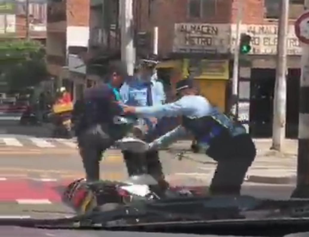 Con golpes y empujones, guardas de tránsito de Bello bajan a la fuerza a motociclista